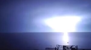 Tempesta di fulmini notturna in alto mare VIDEO