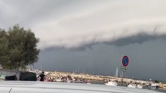 Shelf cloud a Scoglitti VIDEO
