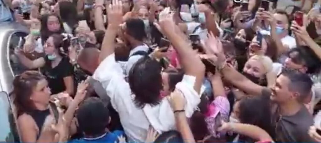 Can Yaman &egrave; diventato un problema di ordine pubblico VIDEO