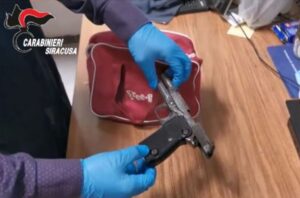 Armi e denaro in casa, arrestato da carabinieri a Siracusa