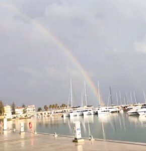 Arcobaleno dopo l’acquazzone, ieri a Marina di Ragusa