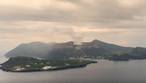 Vulcano ribolle, fumarole in time lapse VIDEO