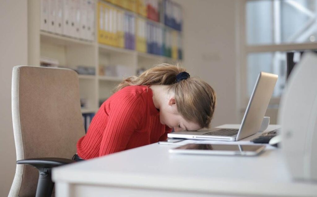 Stipendio sospeso anche a chi lavora da casa, ok ai controlli giornalieri in azienda