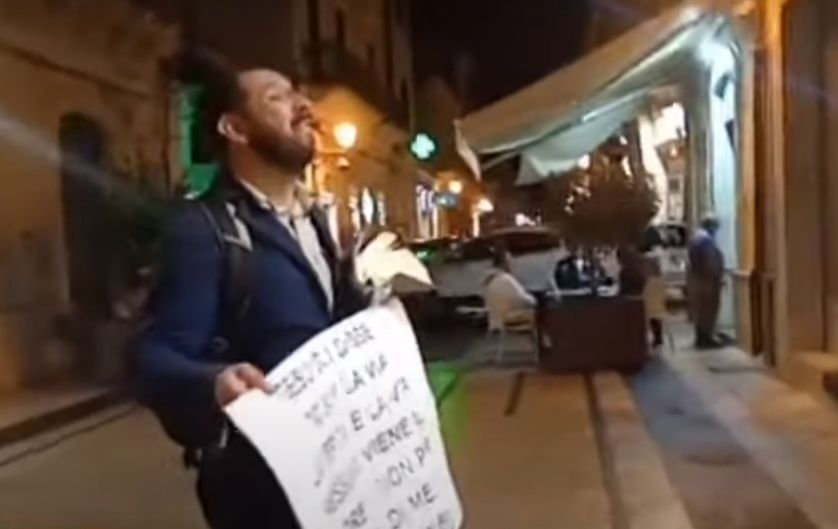 Il Messia di Gela è arrivato a Vittoria: “Pentitevi la fine è vicina” VIDEO