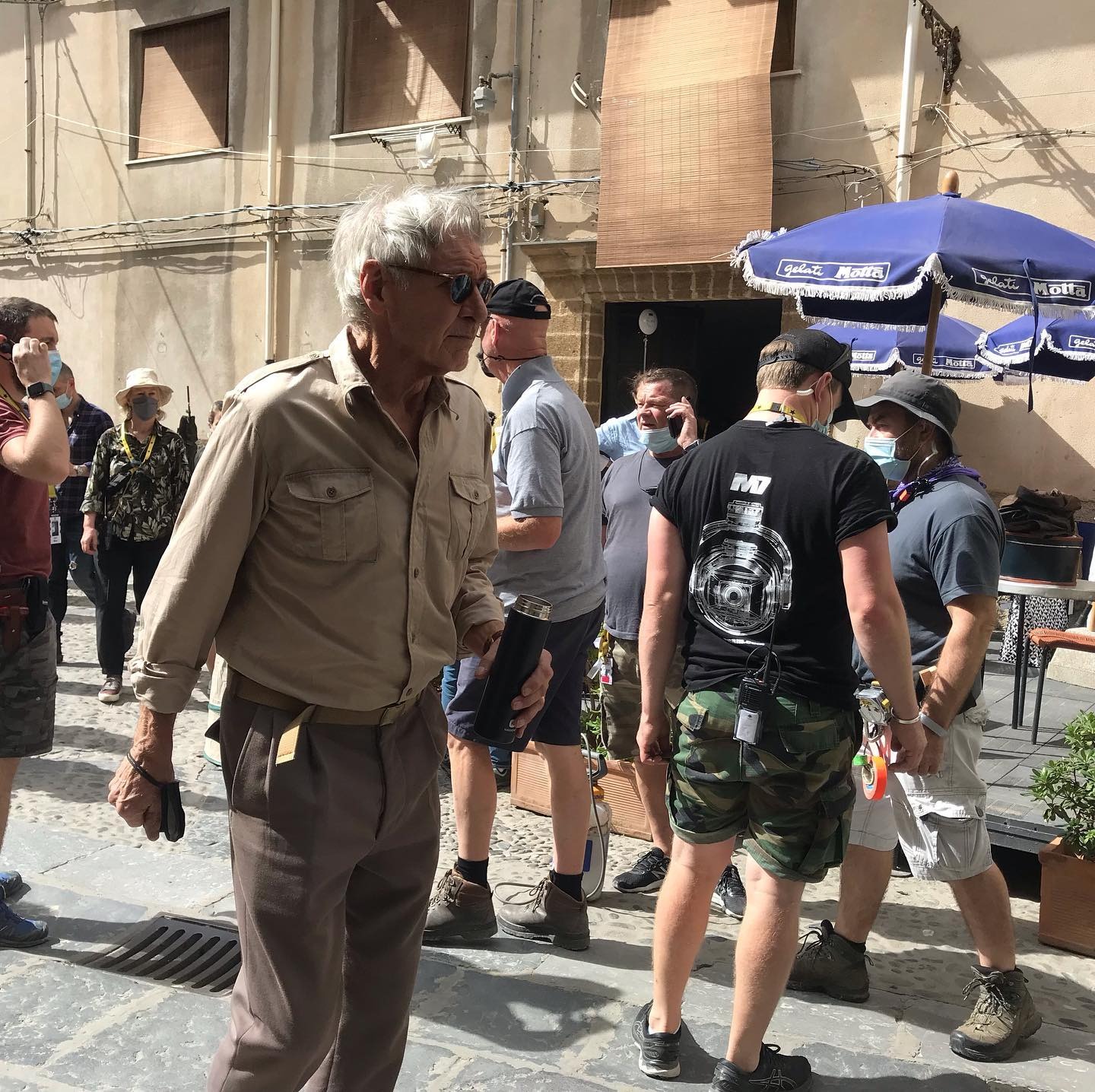 Harrison Ford, Indiana Jones con la mascherina al pollice FOTO | VIDEO