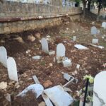 Cinghiali tra le lapidi, l’ultimo oltraggio ai morti dei Rotoli FOTO