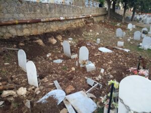Cinghiali tra le lapidi, l’ultimo oltraggio ai morti dei Rotoli FOTO