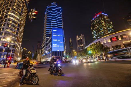 Borsa: Shanghai apre a +0,45%, Shenzhen a -0,09%