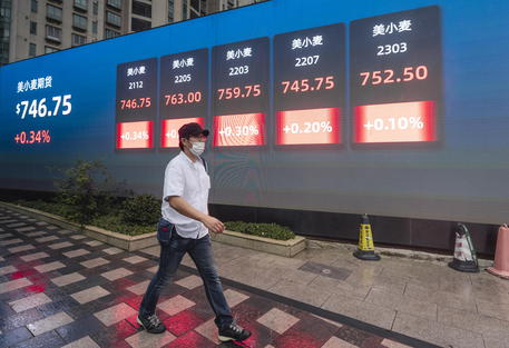 Borsa: Hong Kong apre a +1,3%, nuove scadenze per Evergrande