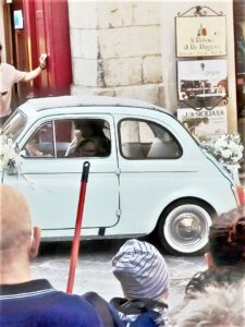 Indiana Jones sulla Fiat 500 FOTO