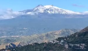 Dall’Etna innevato al mare, in uno sguardo VIDEO