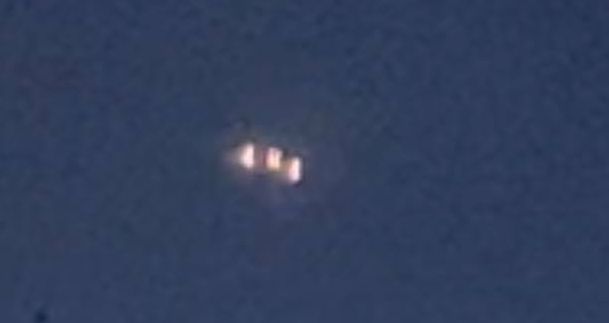 Triangolo nero con tre luci: se non è un Ufo questoâ€¦ VIDEO