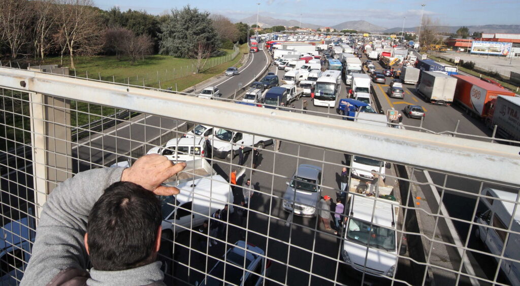 Camionisti e marittimi uniti contro vaccini e certificati, a rischio gli approvvigionamenti di ogni merce