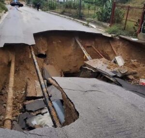 Palermo frana sotto la pioggia: voragini e allagamenti FOTO | VIDEO