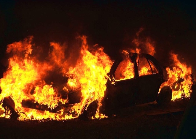 A fuoco due auto a Vittoria