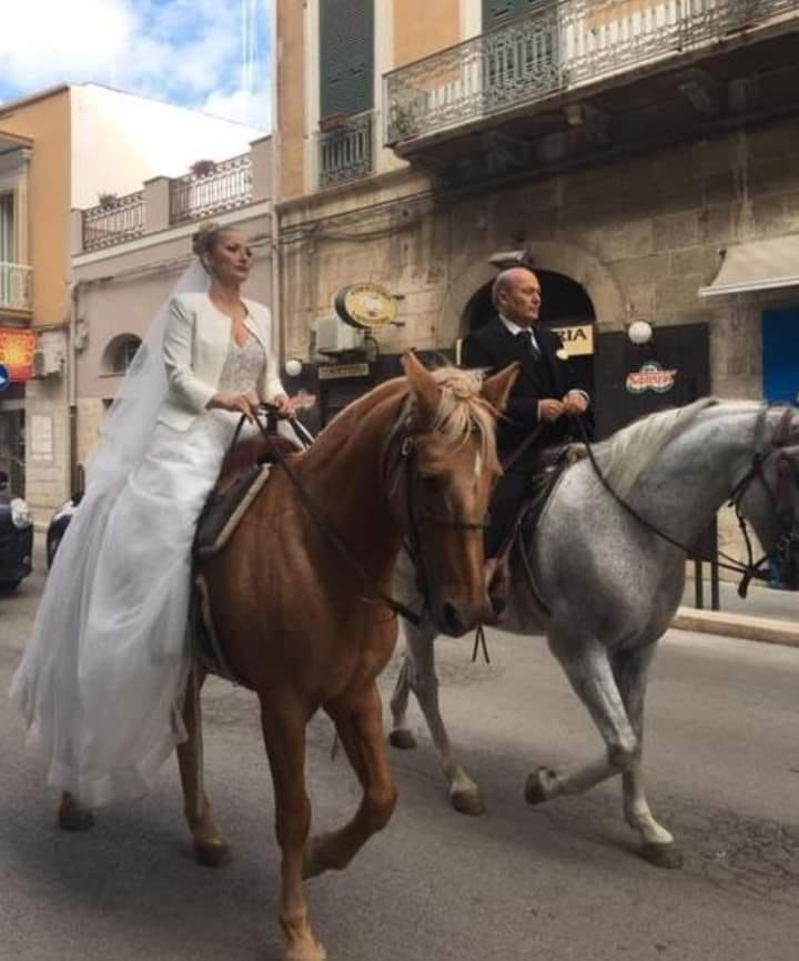 Sposa a cavallo, per coronare il suo sogno d’amore