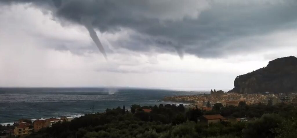 Doppia tromba marina al largo di Cefal&ugrave; VIDEO