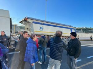 Green pass: sit-in lavoratori, chiuso accesso porto Ancona