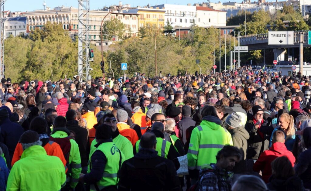 Al via l&rsquo;obbligo a lavoro: portuali in sciopero a Trieste, Genova e Ancona ma disagi contenuti
