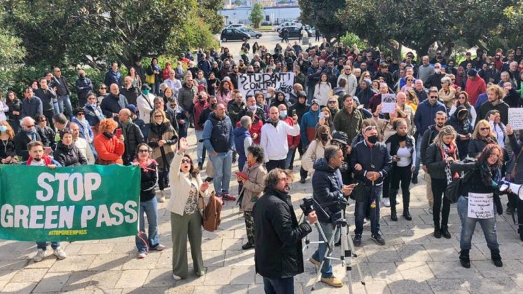 Cortei e sit-in episodici e non violenti, fila liscia la prova generale del certificato a lavoro