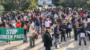 Cortei e sit-in episodici e non violenti, fila liscia la prova generale del certificato a lavoro