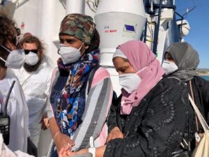 Pozzallo, 58 migranti in porto, tra loro donne e bambini FOTO