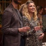 Emma Marrone con il pancione: la cantante con l’abito premaman sul set