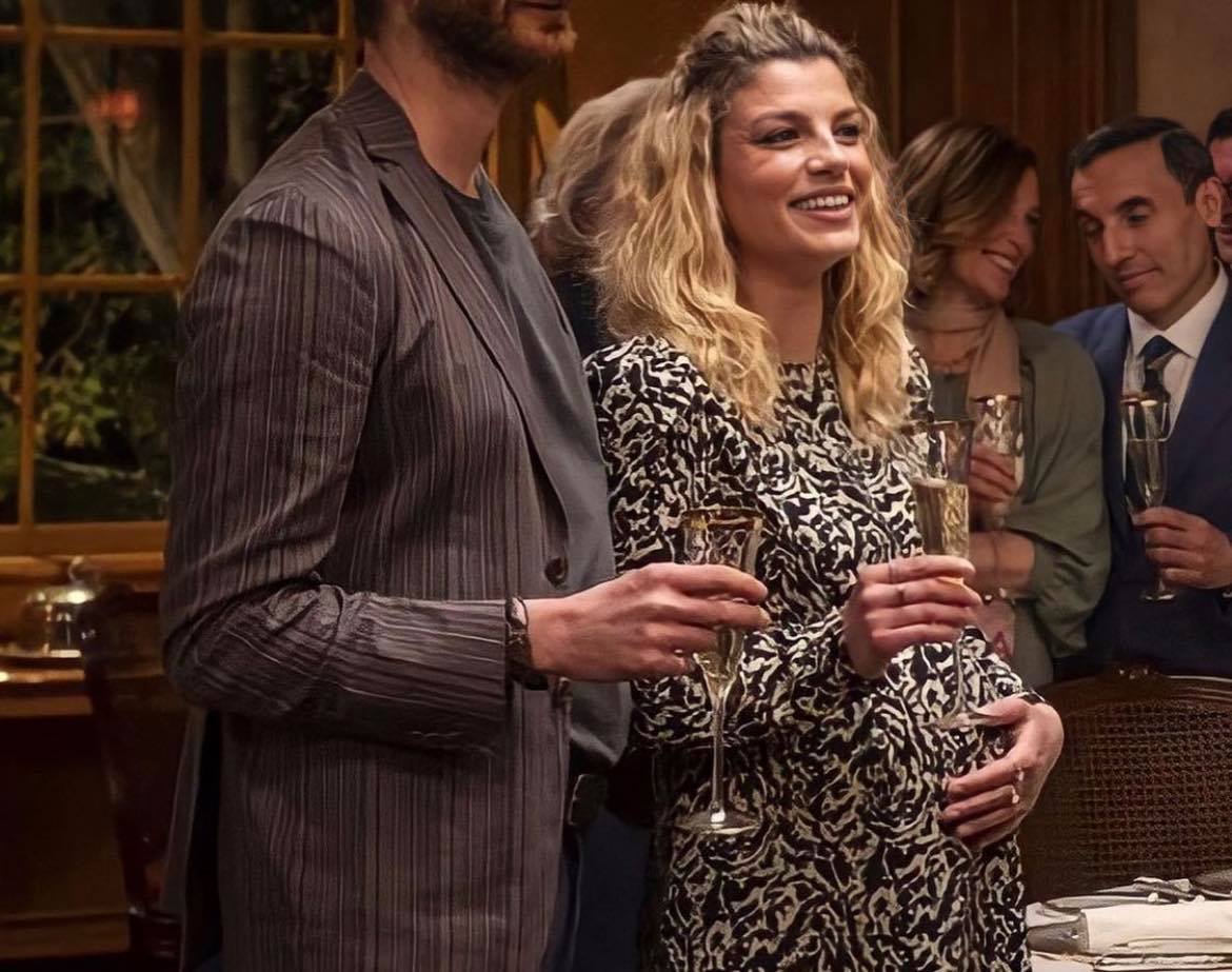 Emma Marrone incinta: la cantante con l’abito premaman sul set