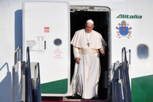 Anche Papa Francesco lascia Alitalia e passa a Ita