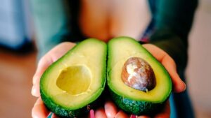 Dieta dell’avocado: cosa mangiare e ridurre il grasso addominale