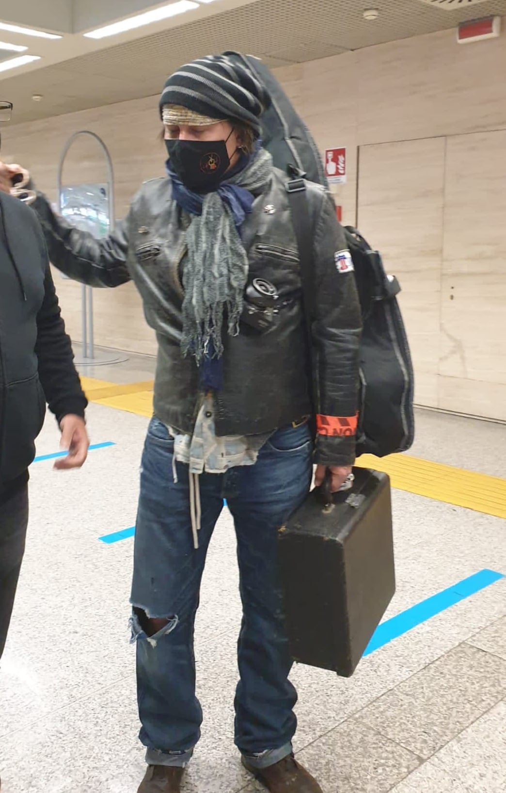 Johnny Depp camuffato e irriconoscibile all’aeroporto di Roma