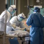 Covid, 18enne non vaccinato ricoverato: la famiglia a casa con la febbre