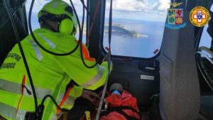 Migranti:disabile abbandonato su scogli,recuperato da elicottero