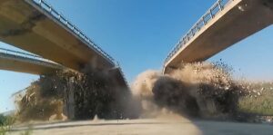 Viadotto Salso, abbattuto l'ultimo tratto: l'esplosione di dinamite VIDEO