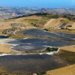 La Sicilia che preferisce i ciottoli del paleolitico ai pannelli solari