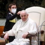 Vaticano, bambino sfugge ai controlli e va a toccare lo zucchetto al Papa