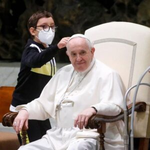 Vaticano, bambino sfugge ai controlli e va a toccare lo zucchetto al Papa