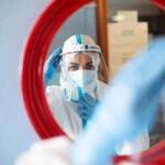 Contagi e ricoveri scemano, lasciandoci i drammi della sanità e del lavoro