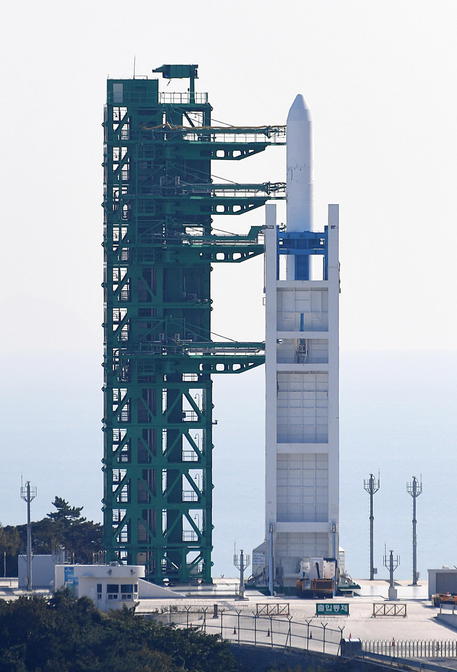 La Corea del Sud lancia il suo primo razzo spaziale