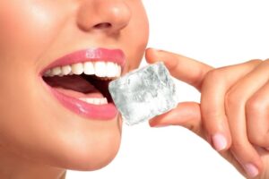 Mangiare ghiaccio fa dimagrire? la nutrizionista ci spiega che cosa non va