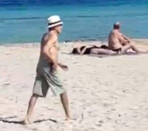 Harrison Ford in spiaggia da solo, nessuno lo riconosce VIDEO