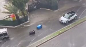 Nubifragio su Siracusa, cassonetti trascinati dall’acqua VIDEO