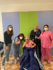 La signora Maria a 107 si sottopone alla terza dose di vaccino covid
