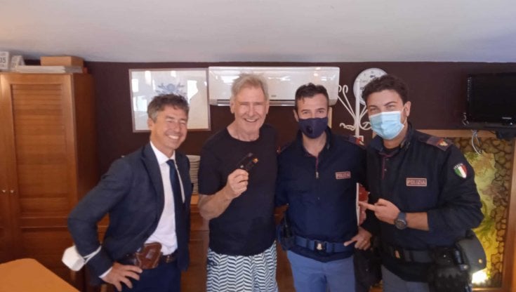 Harrison Ford perde carta credito in spiaggia, turista gliela restituisce