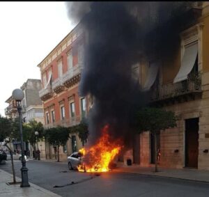 Corto circuito, va a fuoco un'auto a Vittoria