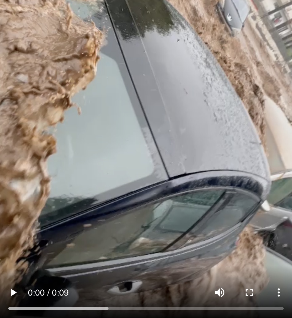 Maltempo in Sicilia, a Scordia auto trascinate da fiume d’acqua. VIDEO