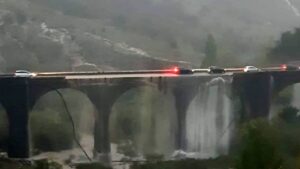 Maltempo, crollato il parapetto del ponte San Giuliano VIDEO