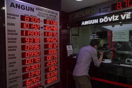 Turchia: crollo lira dopo l’espulsione degli ambasciatori