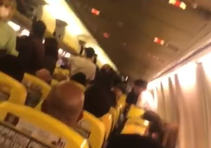 Aerei, passeggeri dirottati a Trapani: “Non possiamo girare in aria” VIDEO