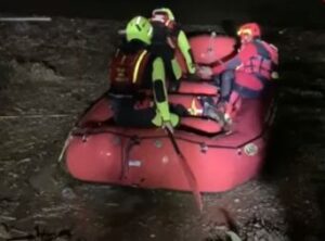 Il “mare” arriva a Lentini: famiglia soccorsa in barca a remi VIDEO